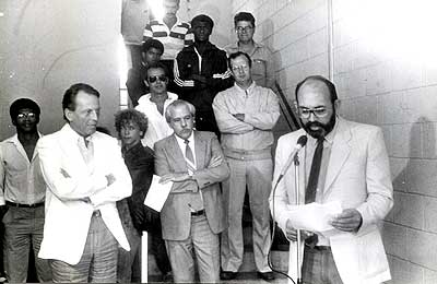 Tojal discursa na inauguração do prédio da FEF em 1986; Pinotti (esq) era o reitor (Fotos: Arquivo FEF)