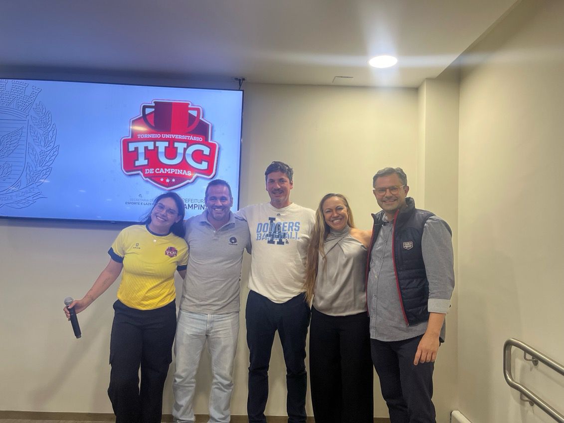 (da esquerda para direita) Pamela Peres (discente da FEF e membra da Comissão Organizadora), Prof. Evandro Lazari (Coordenador de Extensão da FEF), Prof. Marcelo Bandieira (diretor de Esportes da prefeitura de Campinas e egresso da FEF), Profa. Giovanna Saroa (Diretora da FAEFI PUC e egressa da FEF) e Sr Fernando Vanin (Secretário de Esportes de Campinas e discente de Pós Graduação da FEF)