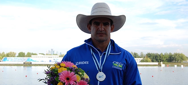 atleta Fernando Rufino de Paulo (imagem disponibilizada no site da Confederação Brasileira de Canoagem – CBCa). Deficiência física oriunda de Lesão na Medula Espinhal. Foi peão de rodeio e sofreu acidente em decorrência de montarias.