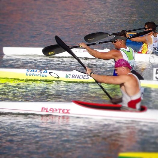 Imagens particulares. Fernando está no meio dos competidores, com embarcação amarela.